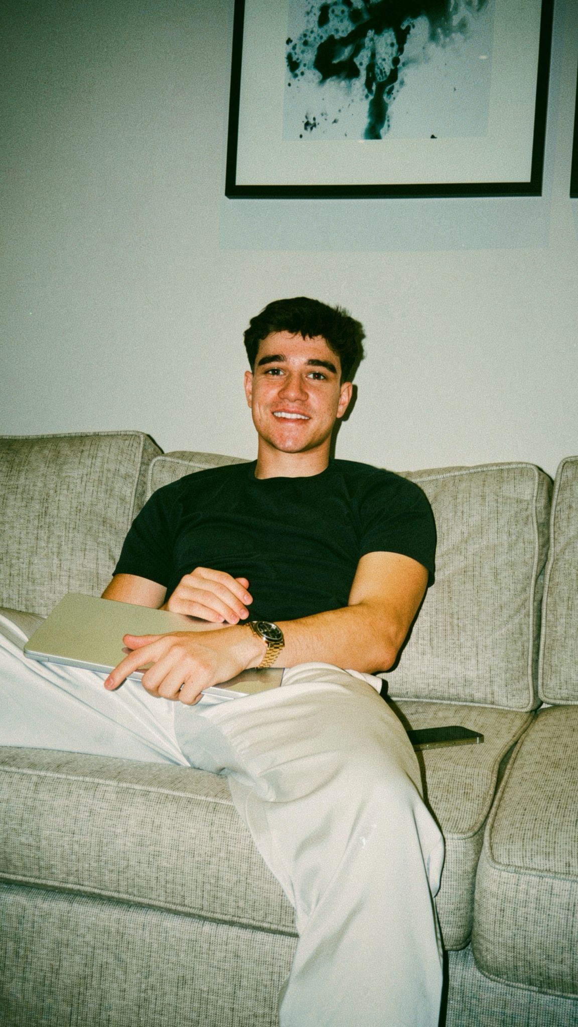 Danil — privat, mit Laptop